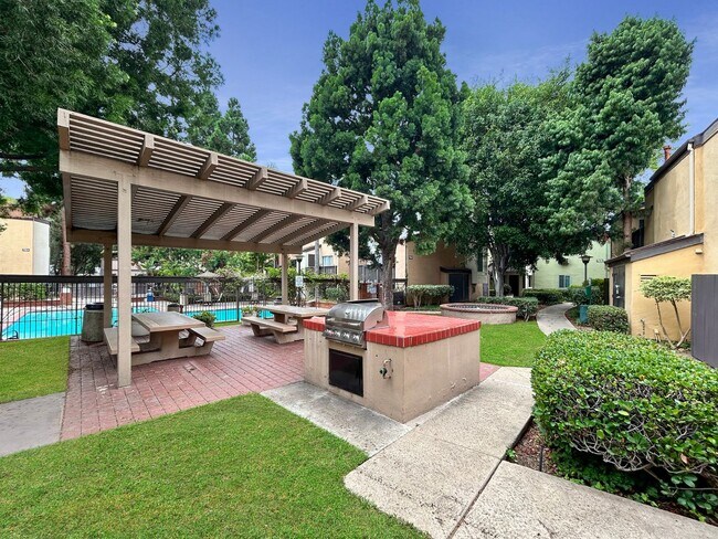 Building Photo - Beautiful 1BD/1BA W/ Reserved Parking in M...