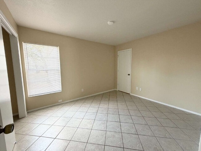 Building Photo - "Charming 2-Bed, 2-Bath Villa Retreat in New Port Richey!"