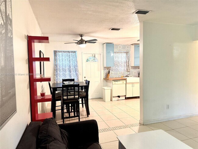 Building Photo - 1104 N 17th Ct