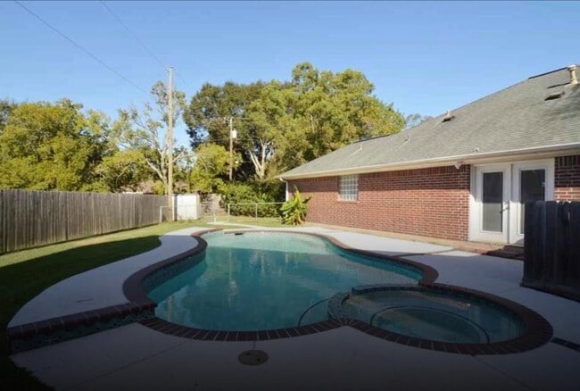 Building Photo - 414 Live Oak Ln