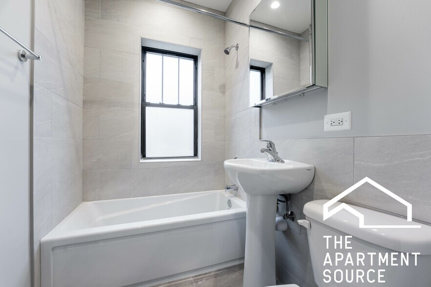 Building Photo - 1944 W Wilson Ave