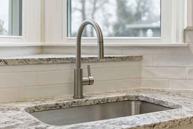 Building Photo - Stunning Updated One Story Home in Popular Brookside of Midtown Tulsa