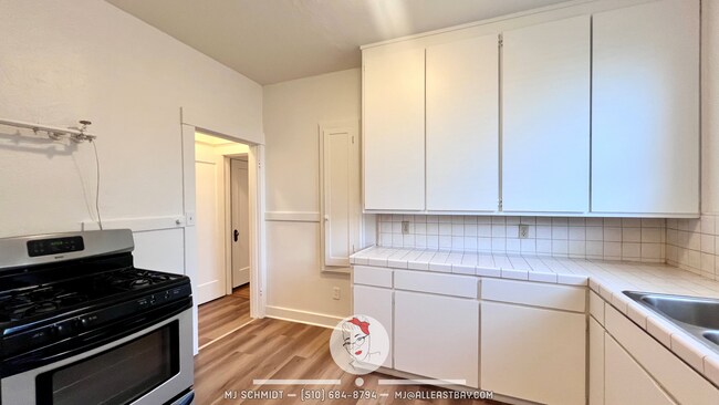 Building Photo - Lovely 1/1 walking distance to shopping, restaurants, public transportation!