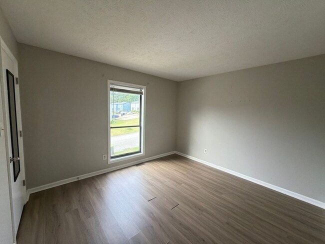 Building Photo - New Listing!
