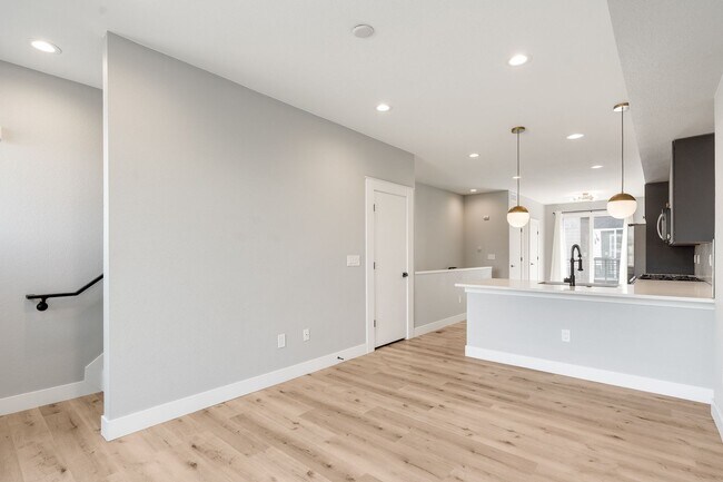 Building Photo - Gorgeous 3 bedroom, 4 bathroom townhome mi...