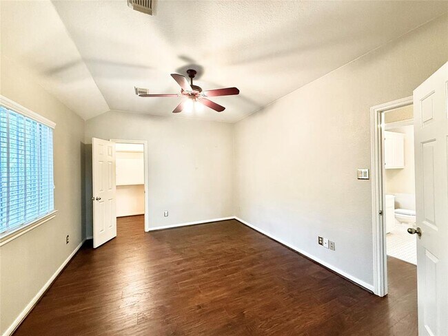 Building Photo - 626 Clarenda Falls Dr