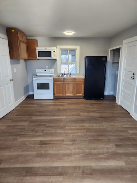 Building Photo - 620 Maple Ave