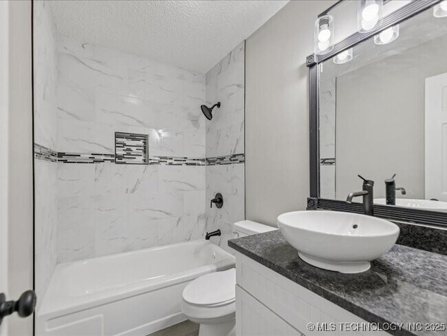 Building Photo - 3001 S Ash Ct