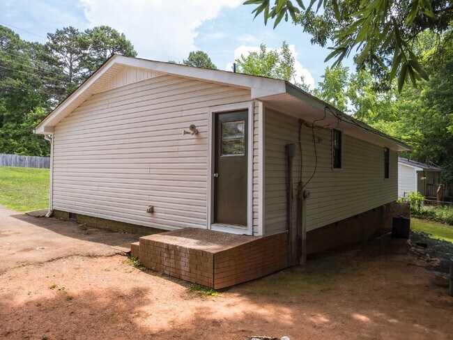 Building Photo - "Charming 3-Bedroom Retreat in Kings Mountain - Cozy 1050 sqft Home!"