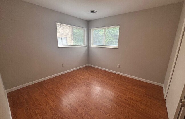 Building Photo - 545 Lowell Ave