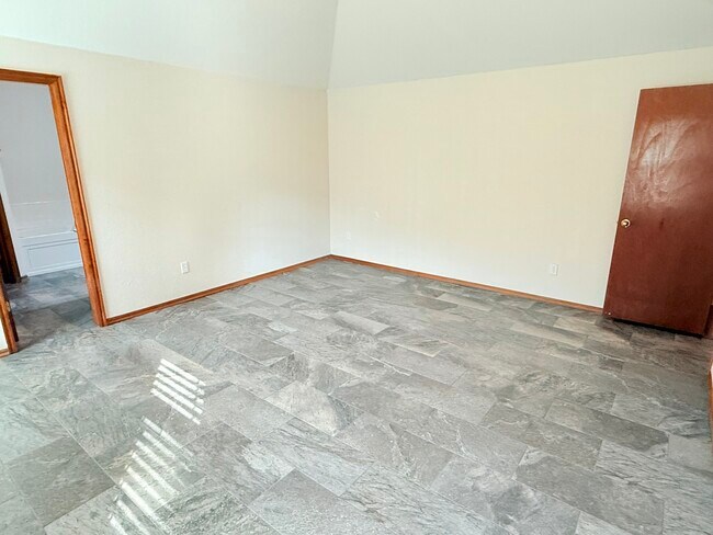 Building Photo - 700 Eastview Dr