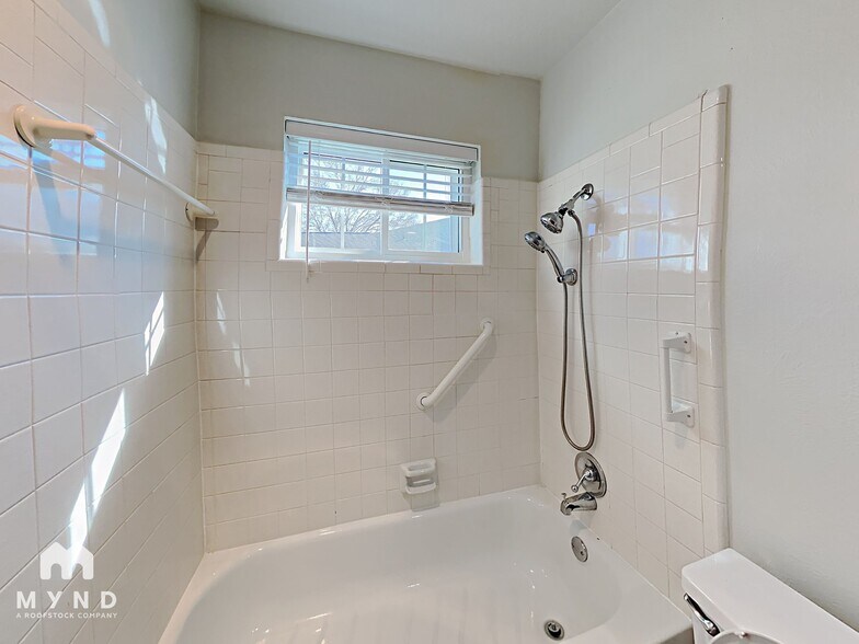 Building Photo - 220 Bonavista Way