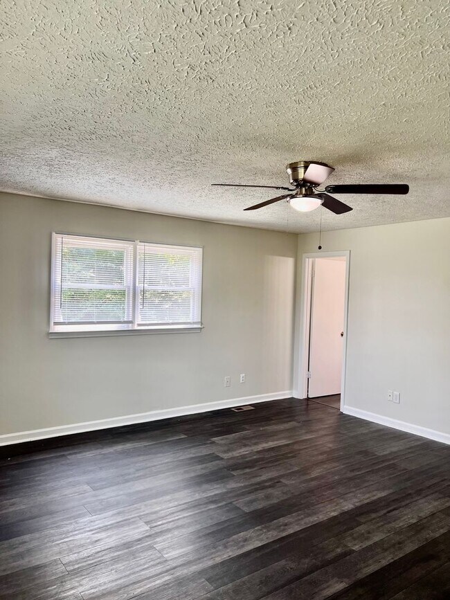 Building Photo - AVAILABLE AUGUST 14! 3 Bedroom Home Near Downtown Clarksville