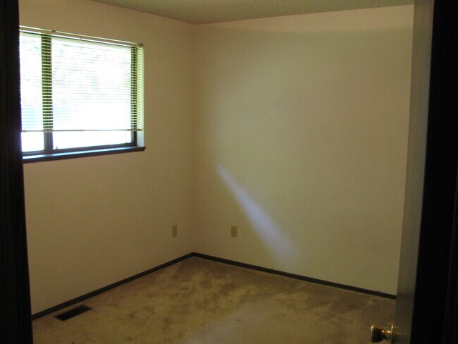 Building Photo - 12859 NW Dogwood St