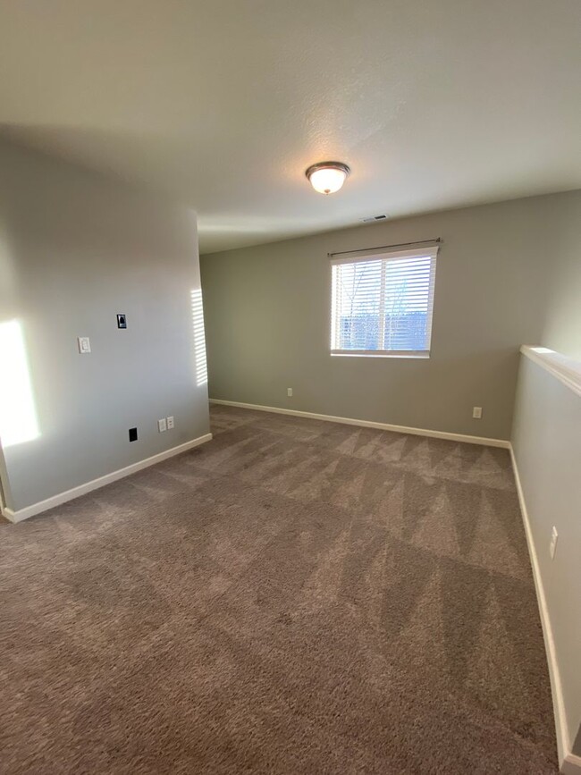 Building Photo - Beautiful 3 bedroom with bonus loft area i...