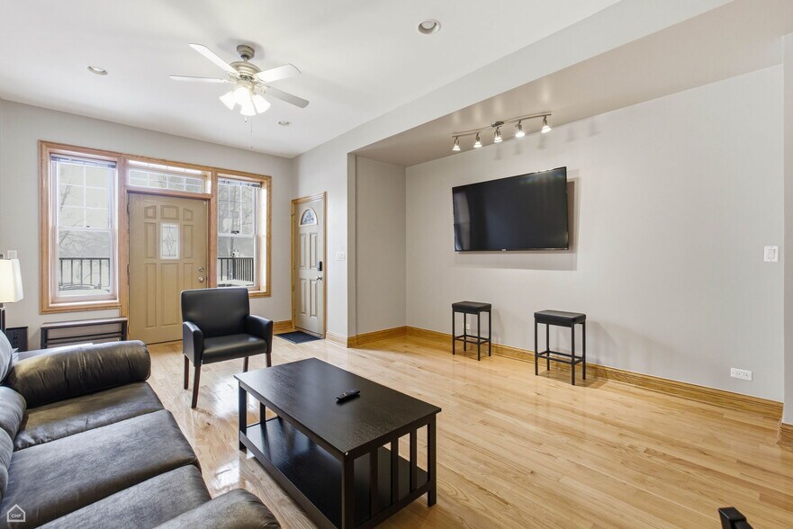 Building Photo - 1353 S California Ave