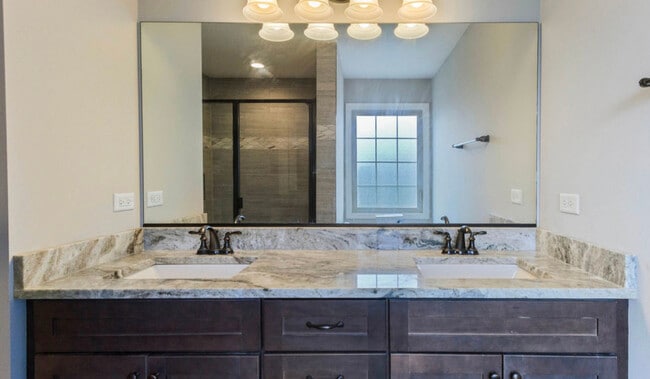 Building Photo - 2205 Maple Hill