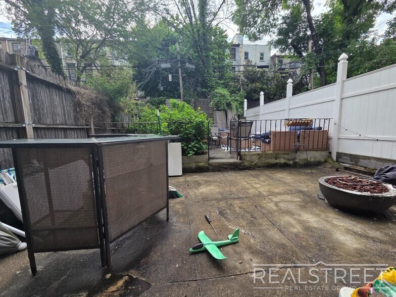 Building Photo - Huge Floor-Through 1 Bedroom with Private Backyard
