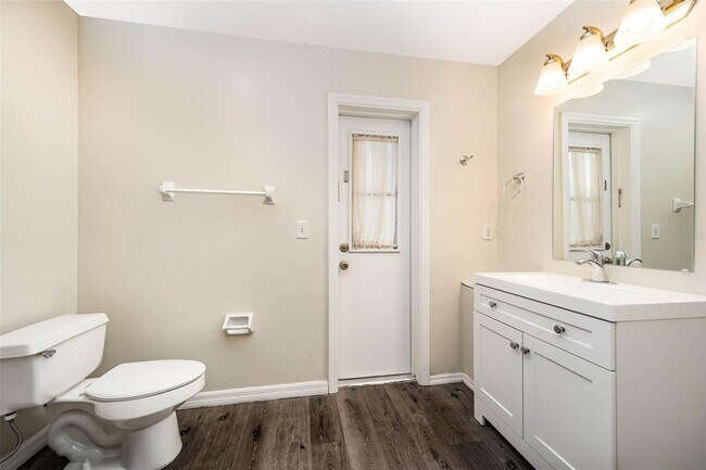 Building Photo - 1516 Lawndale Cir