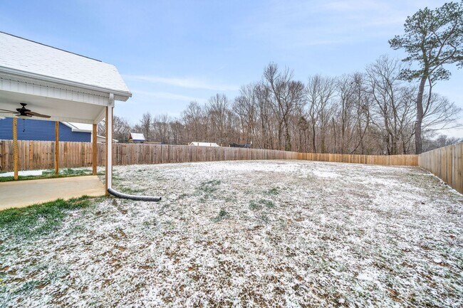 Building Photo - Pet Friendly Three Bedroom with Bonus!