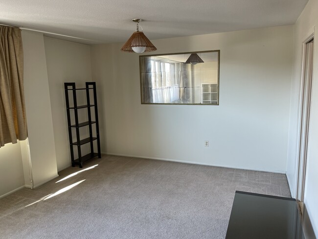 Building Photo - 1 E University Pky