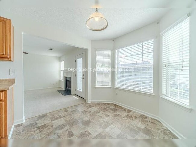 Building Photo - Spacious 4 bedroom 2.5 bath