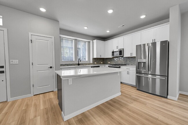 Building Photo - $2,495.00, 3 bed,2.5 bath located in Color...
