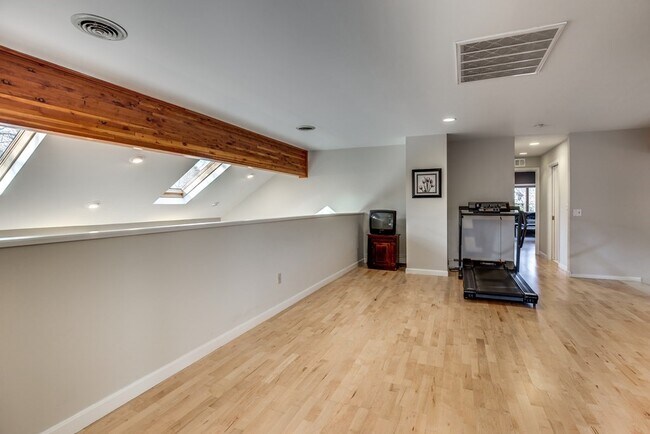 Building Photo - 11 Beethoven Ave