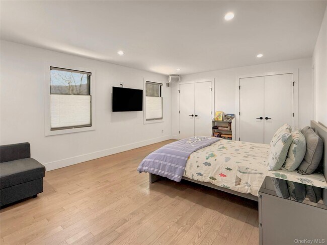 Building Photo - 12 Hudson River Ln