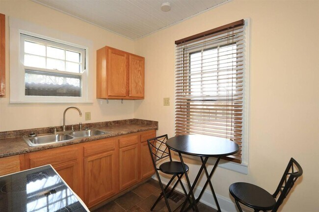 Building Photo - Sycamore Twp - Charming 2 bed 1 bath bungalow
