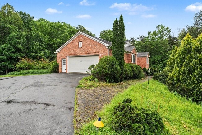 Building Photo - Ultimate Aviation Estate: Luxury 1-Level Living on 5+ Acres Near Downtown Fredericksburg