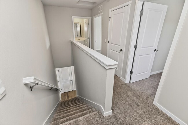 Building Photo - MODERN COMFORT!! 3 Bedroom, 3 Bathroom Townhome in Urbandale!