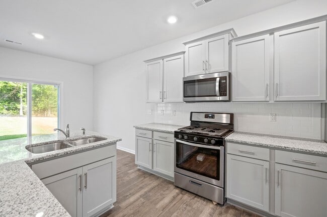 Building Photo - Brand New 5 Bedroom 3 full baths