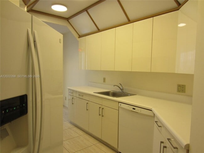 Building Photo - 3610 Yacht Club Dr