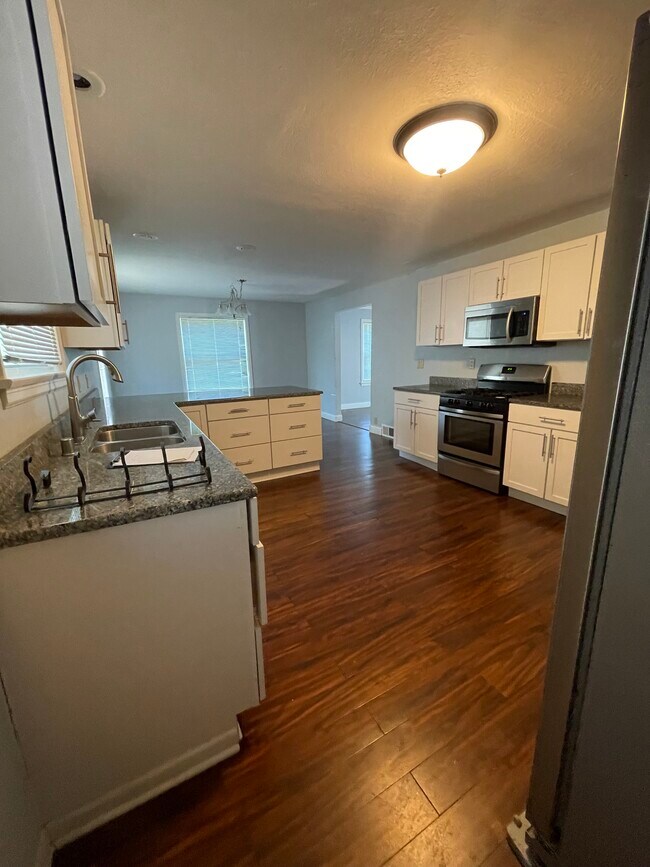 Kitchen - 282 N Franklin St