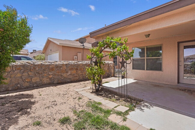 Building Photo - 12858 Hueco Hill Dr