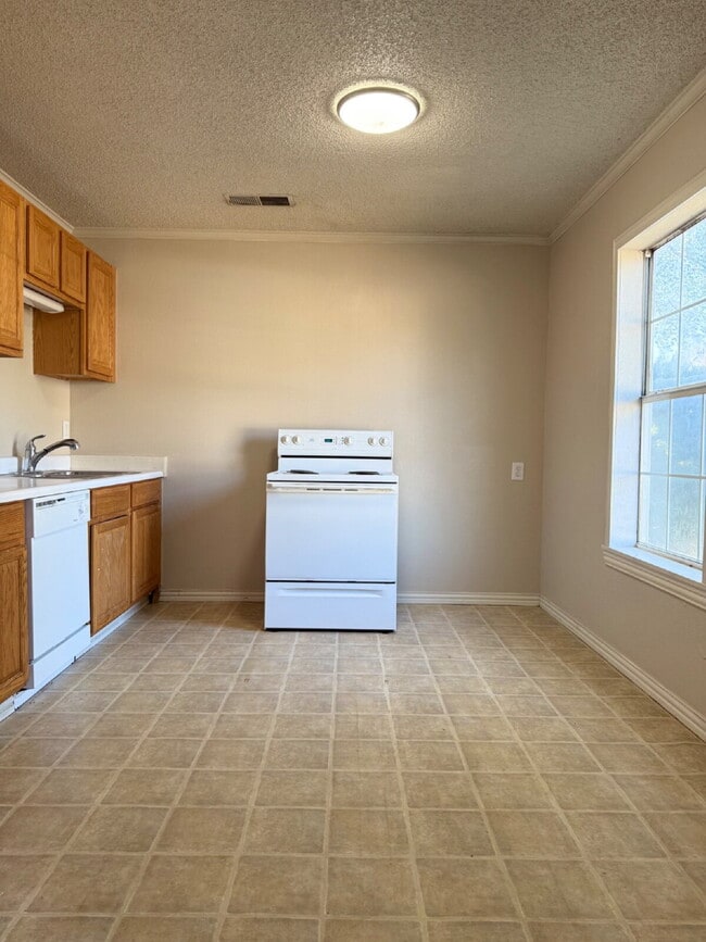 Building Photo - Sun-Filled 2 Bedroom close to Parks and Local Spots!