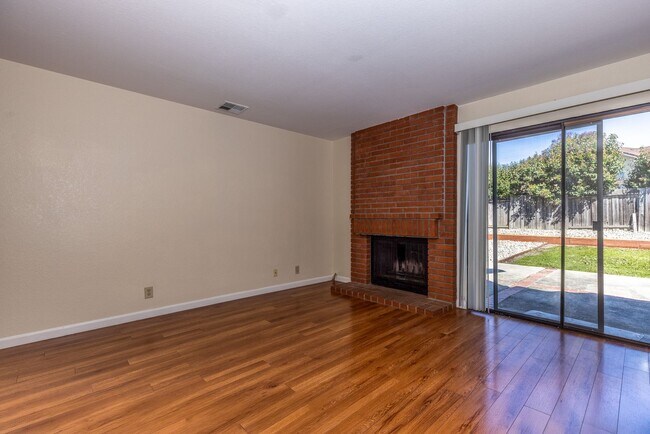 Building Photo - 4 bed/3 bath Single Family Home w/ large backyard!