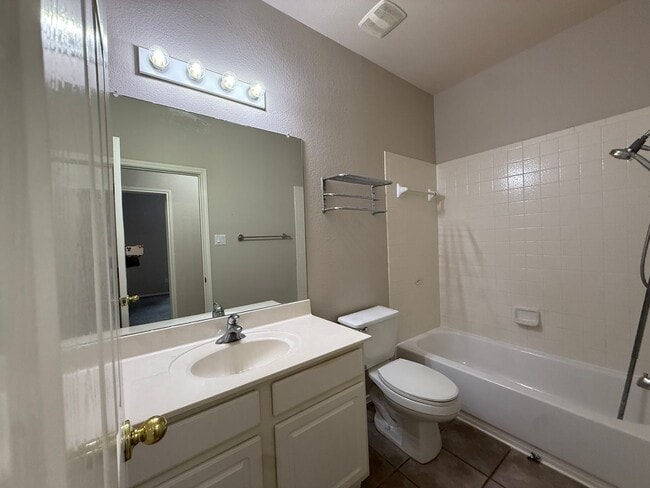 Building Photo - Great 2 Bed 2 Bath Condo!
