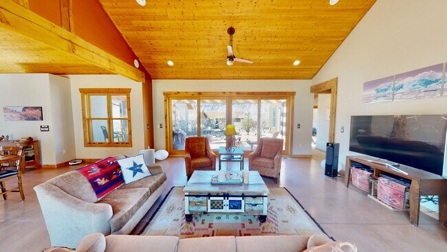 Building Photo - Luxurious and comfortable living experience
