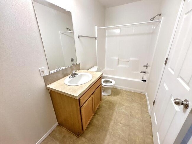 Building Photo - Spacious 3-Bedroom Townhome with Convenien...