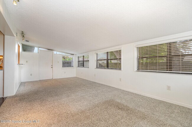 Building Photo - 320 Nelson Dr