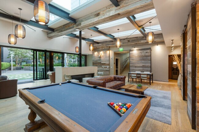 Building Photo - 18 10th St