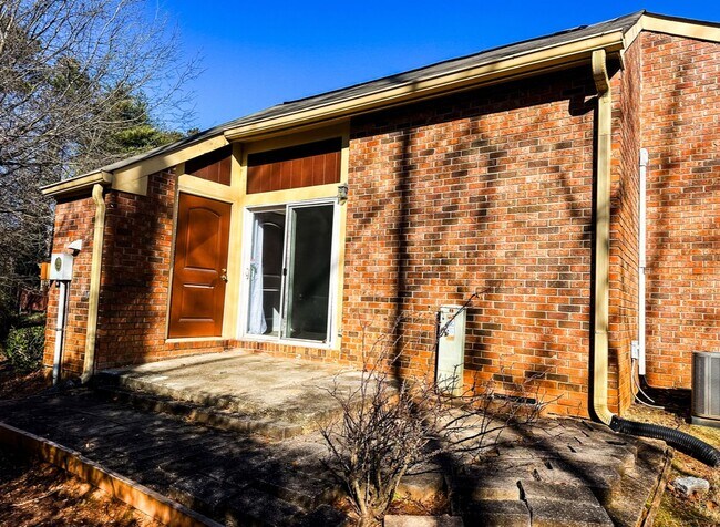 Building Photo - Renovated townhome in Great Alpharetta location