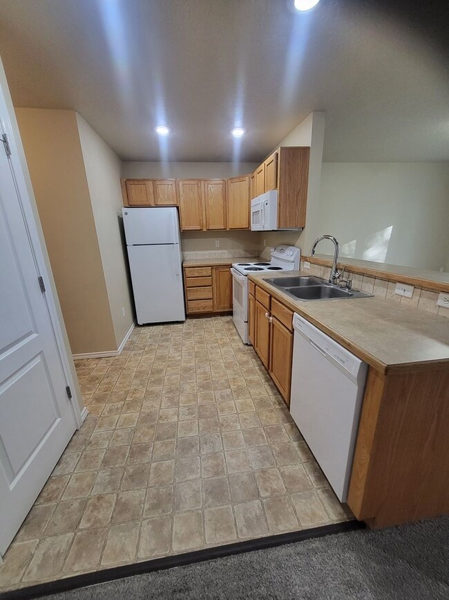 Building Photo - Cute Townhouse