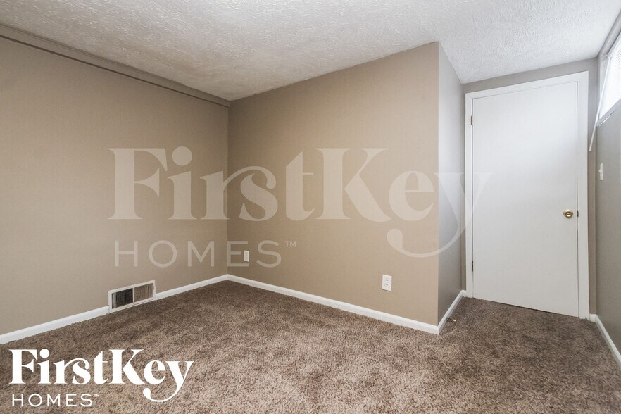 Building Photo - 376 Ticen St