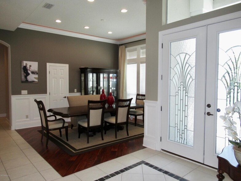 Entrance &amp; Dining Area with storage closet! - 13865 Deer Chase Pl