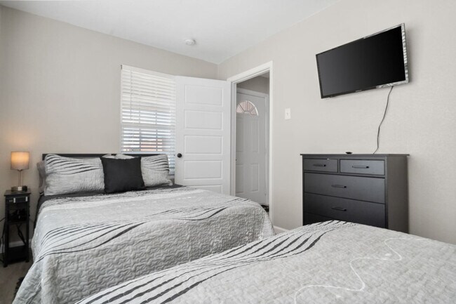 Building Photo - 826 Dalworth St