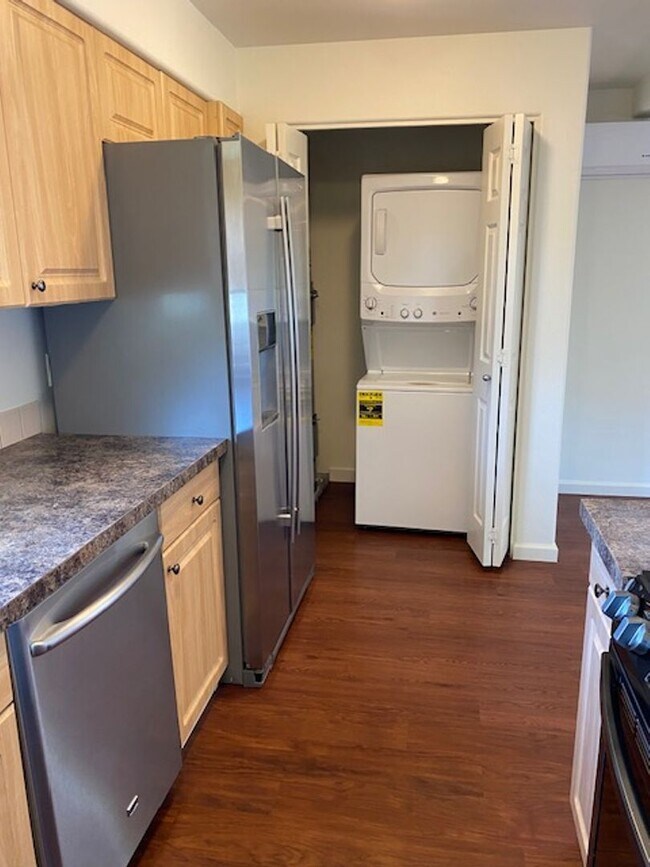 Building Photo - 2bd 1ba Updated Camas Townhome w/ 1214 sq ft!