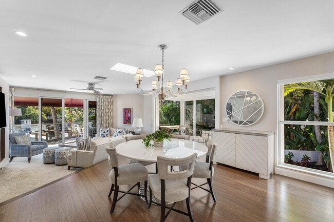 Building Photo - 811 Palm Trail